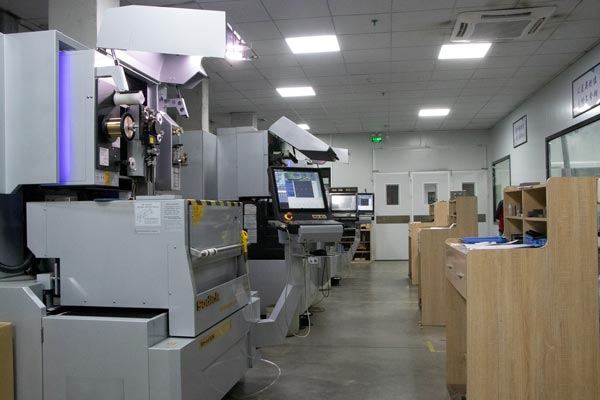 宜泽模具加工线割车间